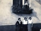Karolina Cisowska z siostrą Zofią Radomańską i kuzynką. Lwów, bloki kolejowe 1936. W oknie Adam Cisowski