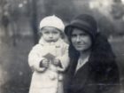 Karolina Cisowska z synem Adamem, Park Stryjski, 1935