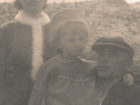 Zdjęcie pod chałupą w której mieszkali Janina i Feliks Bezpałko z córką Ryszardą, Kazachstan Odinokaja Sosna 1940-1945