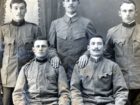 Izydor Kamiński (siedzi pierwszy z lewej) z kolegami podczas I wojny światowej