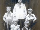 Józia Kamińska (siedzi pierwsza z lewej) z kuzynami
