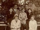 Rodzina Łeniów - Wiera stoi pośrodku. Na ławce siedzi jej siostra Julia, która została zamordowana w niemieckim obozie