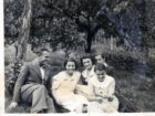 Stefania i Boesław Kondyccy z rodziną Korniaków w domu w Winnikach