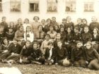 Wiera Łeniów (Dziurgot) wraz z koleżankami z gimnazjum podczas zajęć przysposobienia wojskowego