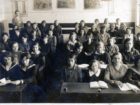 Zdjęcie klasowe Heleny Korniak (siedzi w pierwszym rzędzie)