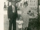 Cezaryna i Eugeniusz Dębiccy z synem Aleksandrem. Radziechów 6 sierpnia 1939