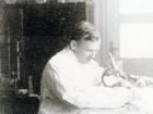 Eugeniusz Batiuk przy mikroskopie