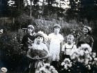 Helena Pakoszewska - z białym kwiatem we włosach. Sambor 1939. Po lewej stronie z tyłu mała Irena Wołosiańska