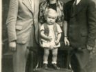 Marian Bartłomowicz (pierwszy z prawej) z żoną, synkiem i Henrykiem Tauerem