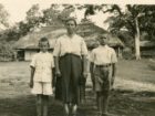 Od prawej stoją - Stanisław Kiełb, Maria Kiełb, NN. Masindi, Uganda