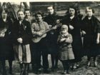 Rodzina Cezaryny i Eugeniusza Dębickich. Toporów 1942 r.