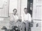 Zofia i Kajetan Batiukowie przed swoim domem w Drohobyczu