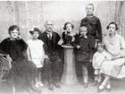 Czeżowscy. Od lewej Maria Rozalia Czeżowska z mężem Janem, córką Nusią oraz synem również Janem, jego żoną Stefanią i wnukami Emilką, Jankiem i Romkiem