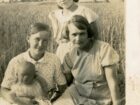 Maria Iłowska (stoi) siotrą Eugenią Przytocką, jej córeczą i koleżanką. Brody 1937