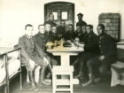 Żołnierze żandarmerii podczas obiadu